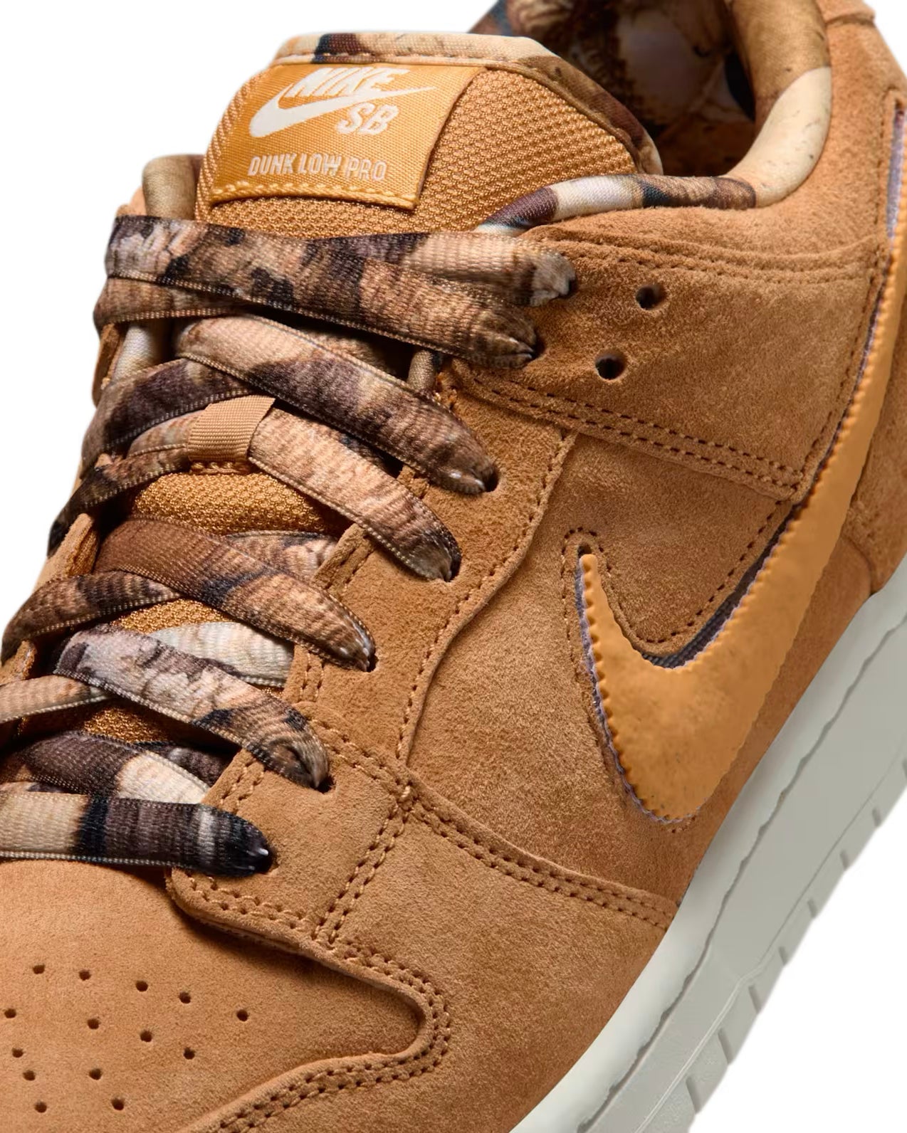 Nike SB NOTE Manchester Dunk Low in Flax/Honeycomb-Summit White-Sail