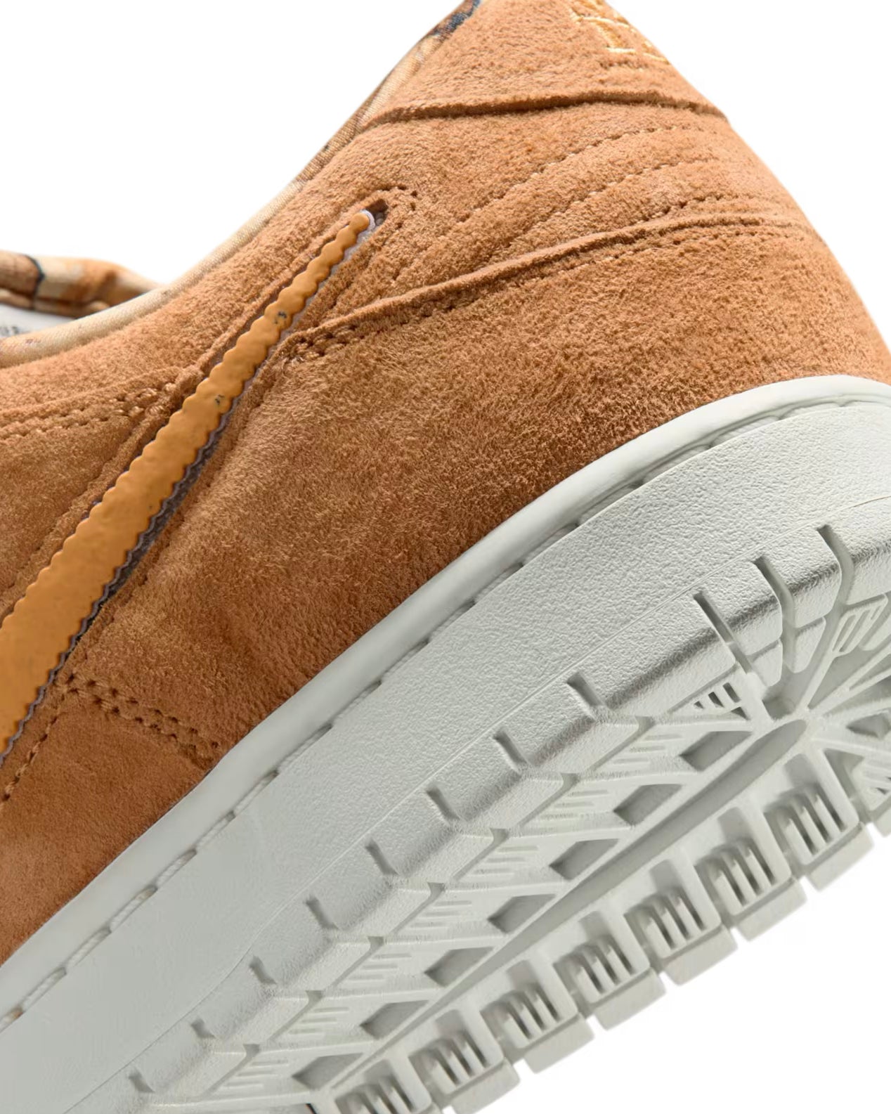 Nike SB NOTE Manchester Dunk Low in Flax/Honeycomb-Summit White-Sail